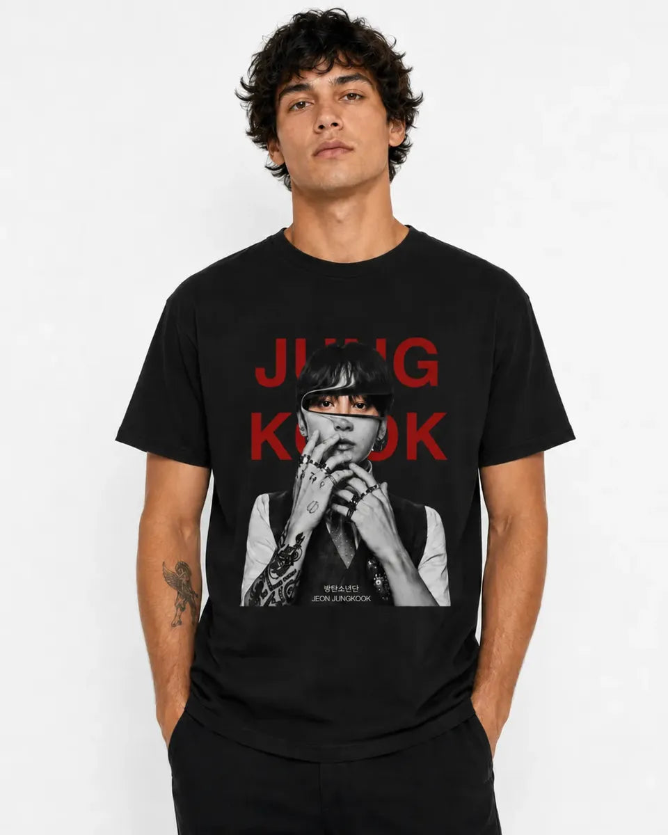Camiseta Negra Mujer Kpop Letras Rojas Corte Normal