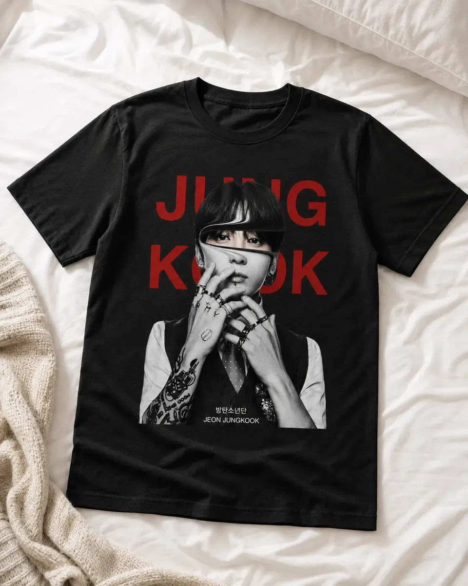 Camiseta Negra Mujer Kpop Letras Rojas Corte Normal