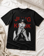 Camiseta Negra Mujer Kpop Letras Rojas Corte Normal