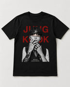 Camiseta Negra Mujer Kpop Letras Rojas Corte Normal