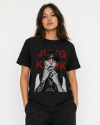 Camiseta Negra Mujer Kpop Letras Rojas Corte Normal