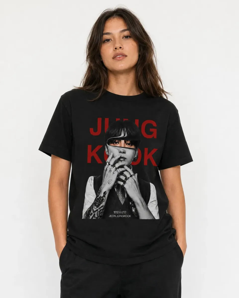 Camiseta Negra Mujer Kpop Letras Rojas Corte Normal